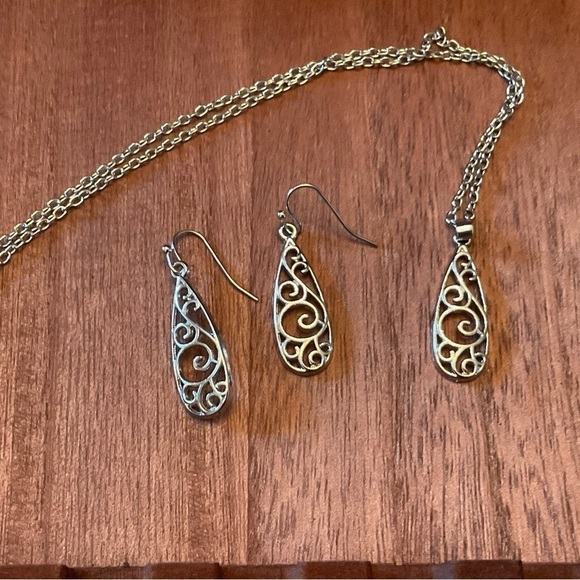 Vintage style Earrings & necklace set, necklace 22” brand new! - Picture 2 of 2